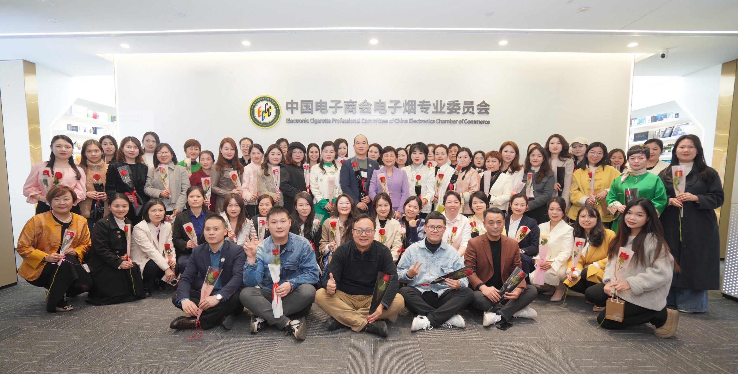电子烟专委会“悦见她力量”三八节活动温暖举行