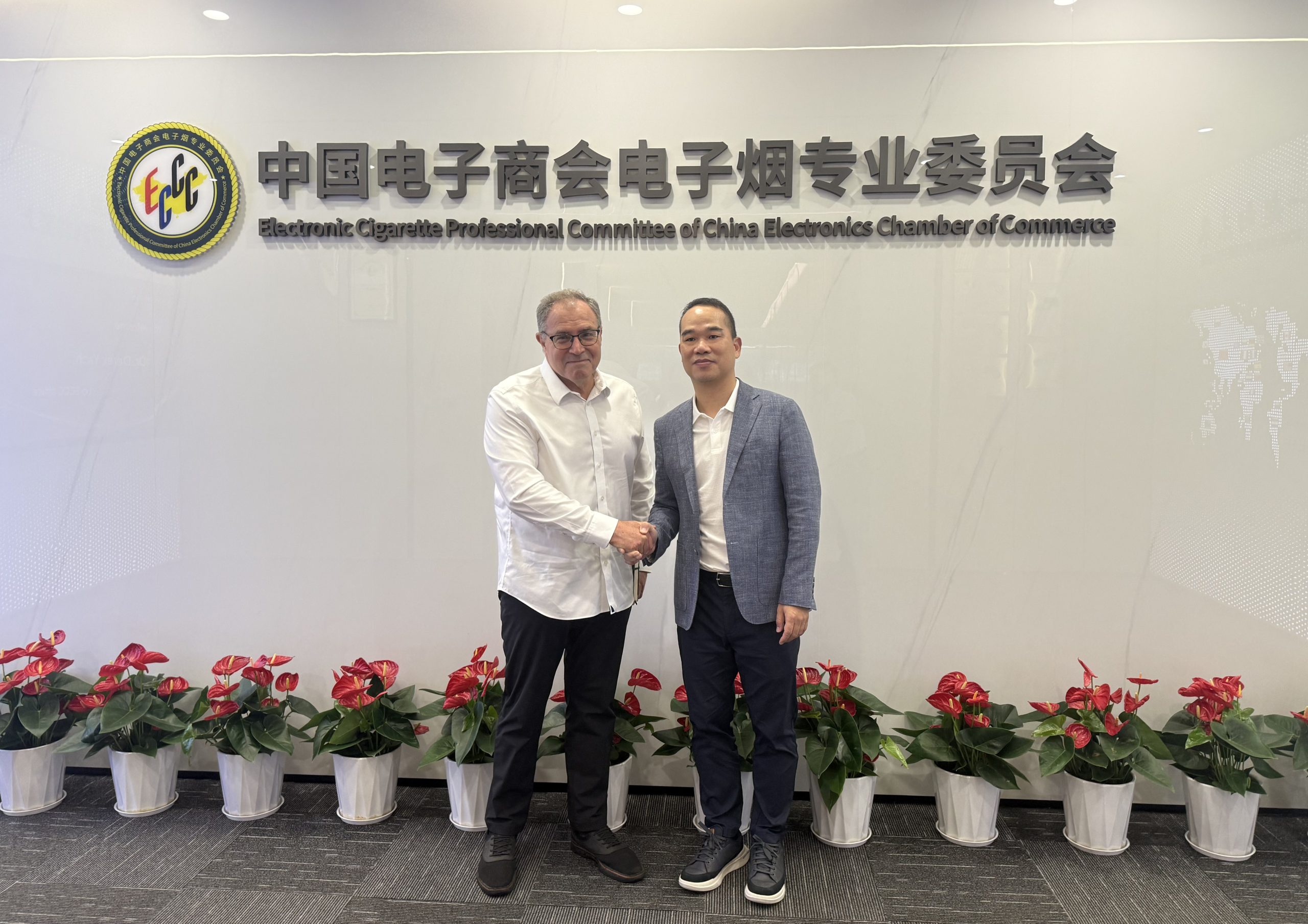 世卫组织前副总干事Derek Yach到访电子烟专委会